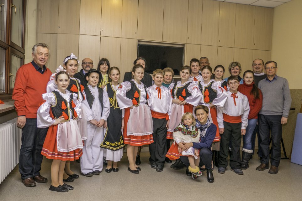 Dzieci z Serbii w regionalnych strojach